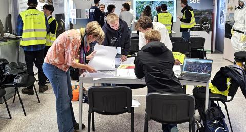 Students and experts in action
